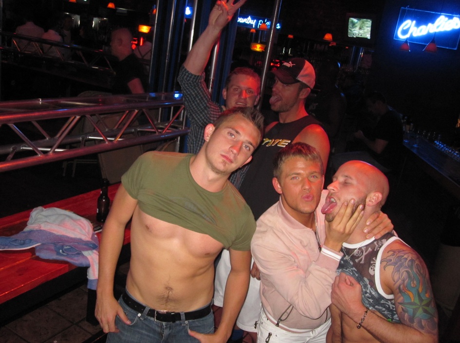 945px x 705px - Grabbys Weekend: Drunk Porn Stars In A Bar - TheSword.com